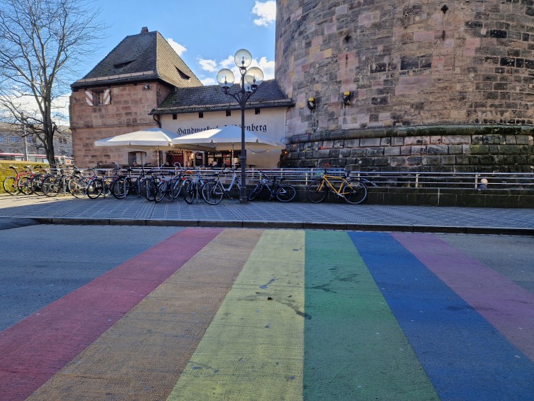 Част от крепостната стена с емблематично заведение една от кулите