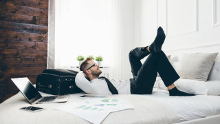 Как да работим, докато лежим