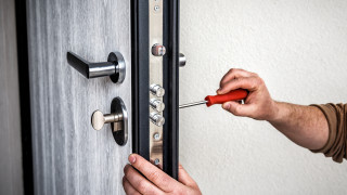 Андрей Сапунджиев e завършил професионално техническо училище по машиностроене в