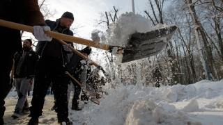 Обилният снеговалеж блокира нашенци в Букурещ 