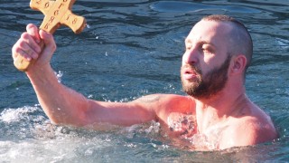 20 годишен извади Богоявленския кръст в София Ритуалът обичайно се състоя