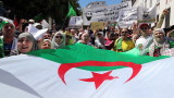 Хиляди протестиращи упорстват за радикална смяна в Алжир 