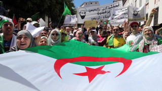 Хиляди протестиращи настояващи за отстраняването на управляващия елит в Алжир