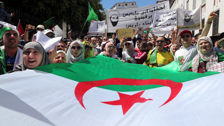 Хиляди протестиращи, настояващи за отстраняването на управляващия елит в Алжир,