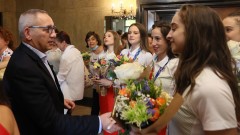 Министър Кузманов посрещна олимпийските шампионки от ансамбъла по художествена гимнастика