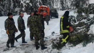 Блокираните в снежен капан в Родопите на Върховръх и село