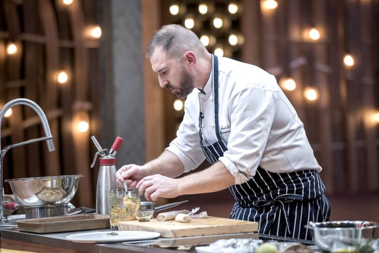 Шеф Андре Токев подготвя канелони от целина, пълнени с телешки дроб, гарнирани с песто от тиквени семки и пюре от карфиол в своя MasterClass