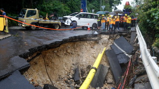 Двадесет и един души са в неизвестност след проливни дъждове