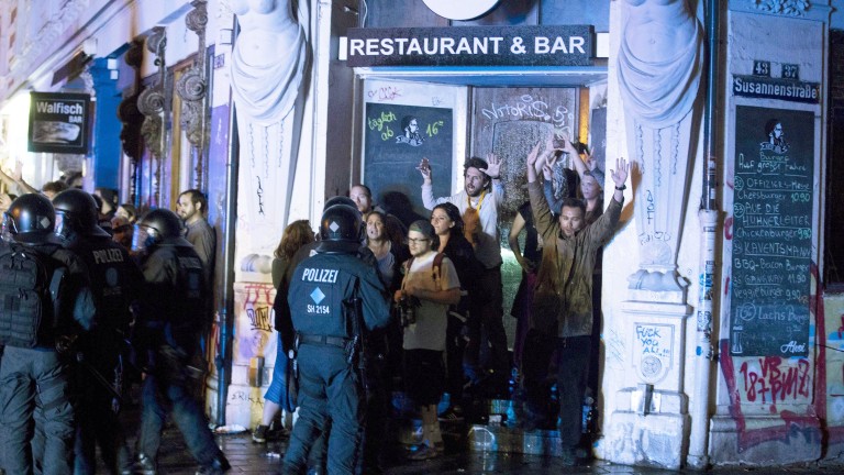 290 задържани и 213 полицаи ранени при насилието в Хамбург