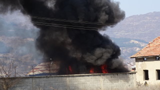 Стари гуми пламнаха и обгазиха село до Симитли инофрмира БГНЕС