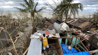Тайфунът Гони се движи във Филипините носейки със себе си