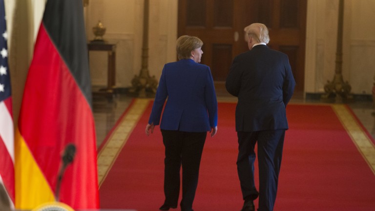 Меркел среща Тръмп с негови роднини в Германия