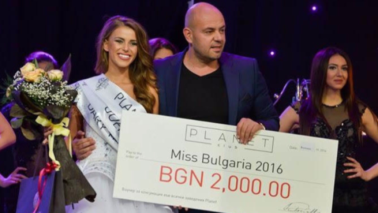 Актьор от "Под прикритие" връчи чек за 2 бона на втората в "Мис България"