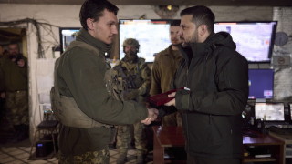 Украинският президент Володимир Зеленски посети североизточния сектор на фронтовата линия