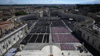 На тържествената заупокойна литургия за папа Франциск деканът на Колегията
