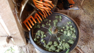 Чувал с два пакета с общо около 3 2 кг канабис