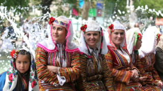 Феерия от цветове и автентични фолклорни ритми