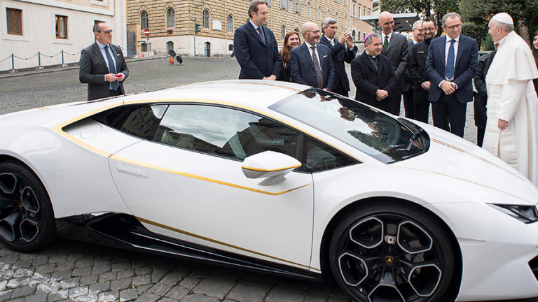 Lamborghini подари уникална суперкола на папата