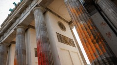 Осъдиха условно екоактивисти, напръскали с боя Бранденбургската врата