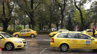 Таксиметрови  превозвачи искат 3 лева първоначална тарифа