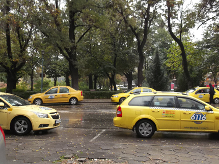 Таксиметрови  превозвачи искат 3 лева първоначална тарифа