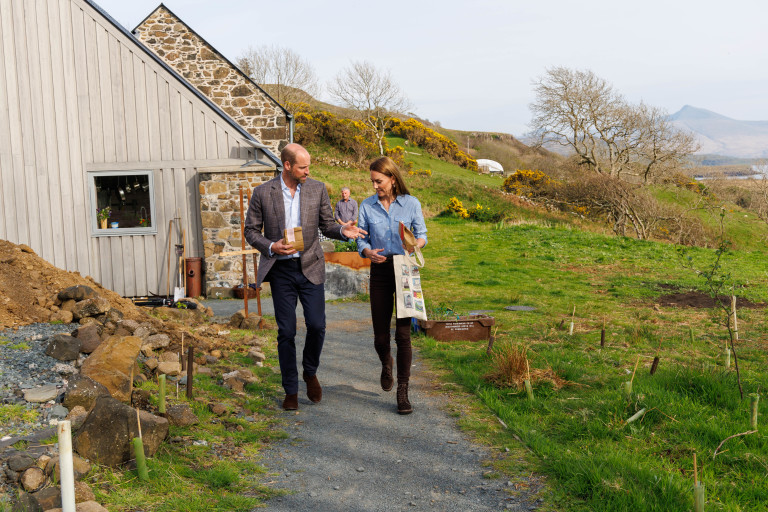 Уилям и Кейт на разходка в местно стопанство