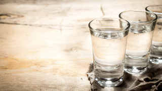 Осем души починаха след натравяне с нелегален алкохол подправен с