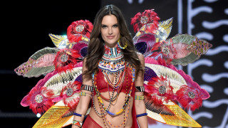 Манекенката Алесандра Амброзио се раздели с годеника си Джейми Мазур