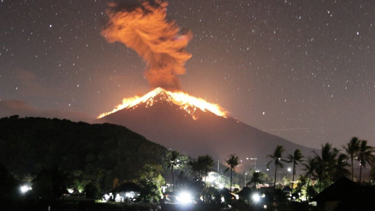 Вулкан изригна на индонезийския остров Бали, причинявайки няколко нощни анулирания