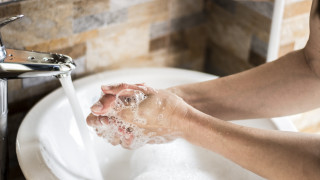 Как да се предпазим от вредите на честото миене на ръцете