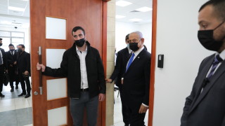 Израелските прокурори обвиниха министър председателя Бенямин Нетаняху че третира услугите като