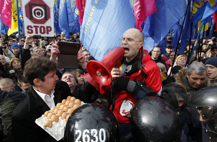 Украинските олигарси се разграничават от протестите