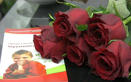 Болни от муковисцидоза подариха 65 рози на Петър Москов