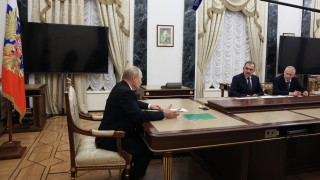 Руският президент Владимир Путин бе показан в петък да се