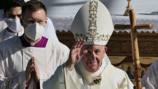 Часове преди настъпването на Новата 2022 г папа Франциск призова