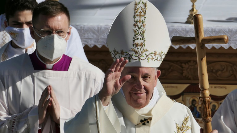 Часове преди настъпването на Новата 2022 г. папа Франциск призова