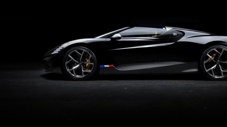 Автомобилната компания Bugatti представи най-новия си хиперавтомобил - роудстъра Mistral.