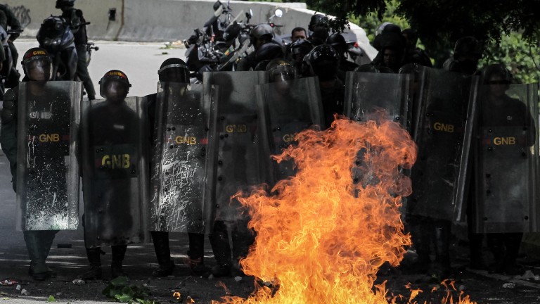 Венецуела се готви за избори на фона на протести 