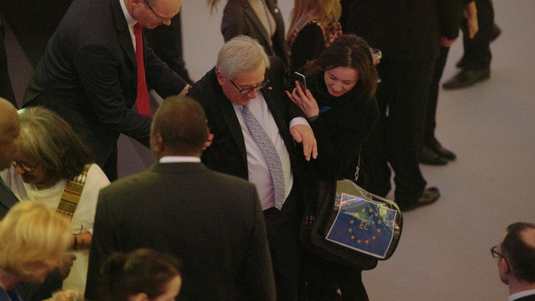 Европейската комисия отхвърли предположения, че председателят й Жан-Клод Юнкер има