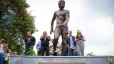 Левски ще поднесе цвеята пред паметника на Гунди