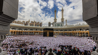 Хадж е ежегодно поклонение в свещения град Мека от над