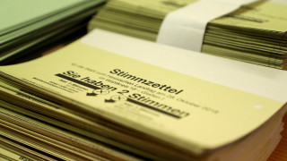 Партията на канцлера Ангела Меркел води на изборите а крайнодясната