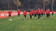 ЦСКА показа уникално видео от тренировката на първия отбор с деца от школата