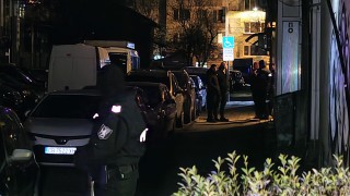 Двама души са били задържани за грабежа от магазин на