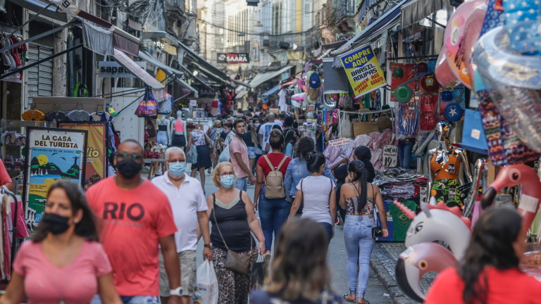 Бразилия облекчава COVID мерки, въпреки заболеваемостта