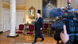 Британският премиер Борис Джонсън се сблъска с критики след като се появи