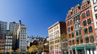 Конър Сен е колумнист в Bloomberg Opinion и основател на