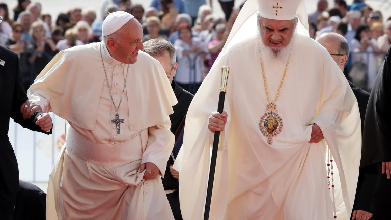 Като братя, папа Франциск и румънският православен патриарх Даниил влязоха