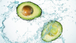 Съветът да съхраняваме в съд с вода вече нарязано авокадо за