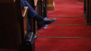 Тошко Йорданов и Мукаддес Налбант поспориха за бутилка с чай докато обсъждат правилника